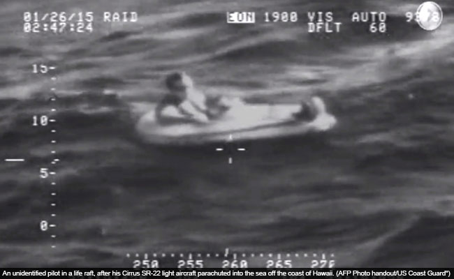 Stricken Plane Safely Parachutes into Sea off Hawaii 