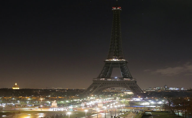 Eiffel Tower Goes Dark in Tribute to Paris Attack Victims