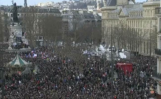 Tears, Cheers but 'No Fear' at Paris Rally 