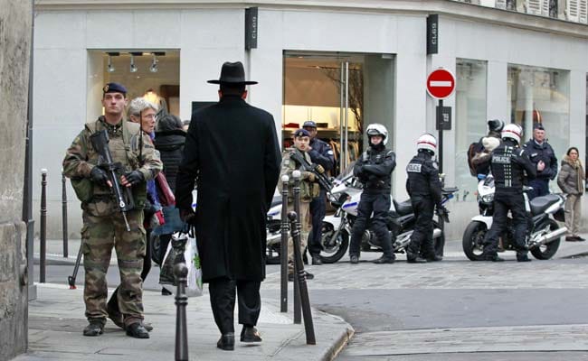 France Hunts for Attack Accomplices, Deploys 10,000 Troops