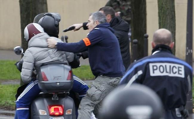Twin Hostage Dramas as Paris Massacre Suspects Cornered