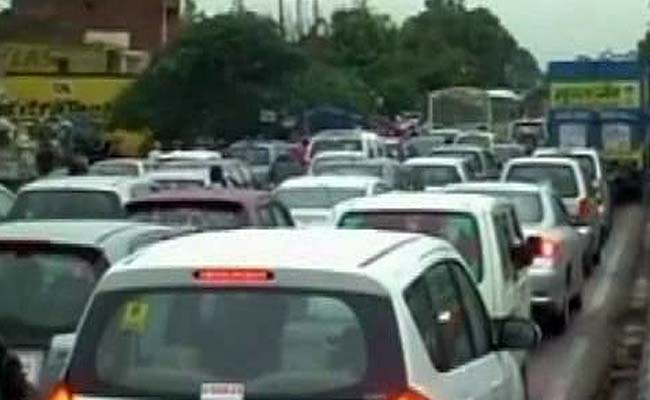 Massive Jams from Delhi to Ghaziabad After Part of National Highway 24 Caves in