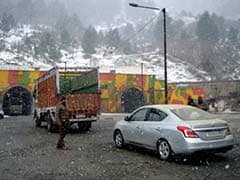Jammu-Srinagar National Highway Closed for Second Day Due to Heavy Snow, Landslides