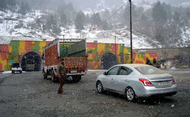 Heavy Snowfall Closes Srinagar-Jammu Highway