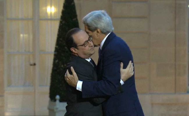 Le Hug: It's Just Not Very French, John Kerry Learns on Paris Trip