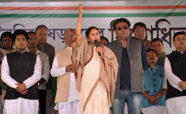 Facing Saradha Heat, Mamata Banerjee Decides to Turn Focus on Party Affairs