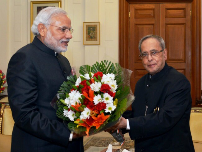 PM Modi Meets Pranab Mukherjee, Hamid Ansari to Greet Them on New Year