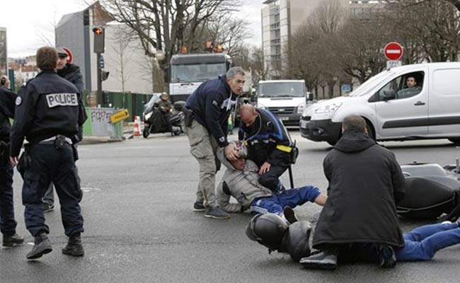 Police Storm Paris Grocery Where Gunman Holds 5 Hostages