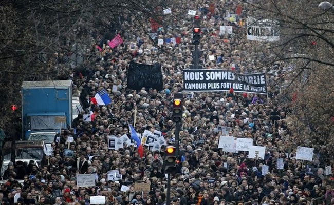 Memorializing 17, World Leaders Link Arms in Paris