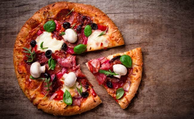 Mumbai Metro Offers 'Pizza on the Go' to Commuters