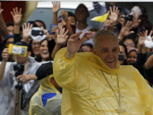 Huge Crowds Converge for Pope Francis' Mass in Manila Park