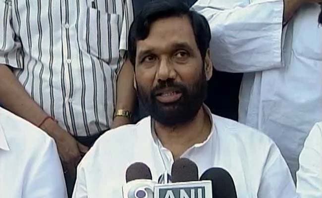 Ram Vilas Paswan Hits Out at Lalu Prasad, Nitish Kumar for 'Disrespecting' Jai Prakash Narayan