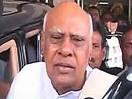 Tamil Nadu Governor K Rosaiah Greets Chief Minister Jayalalithaa Tamil Nadu Governor K Rosaiah Greets Chief Minister Jayalalithaa