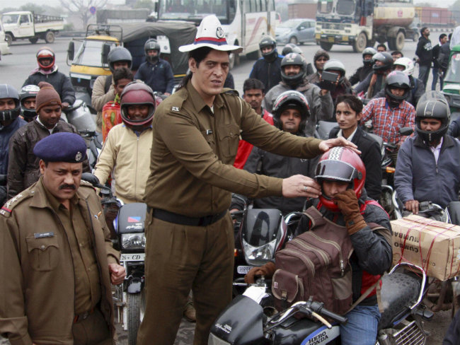 Gurgaon: Bikers Gifted Helmets, Drivers Following Traffic Rules Got Flowers From the Police