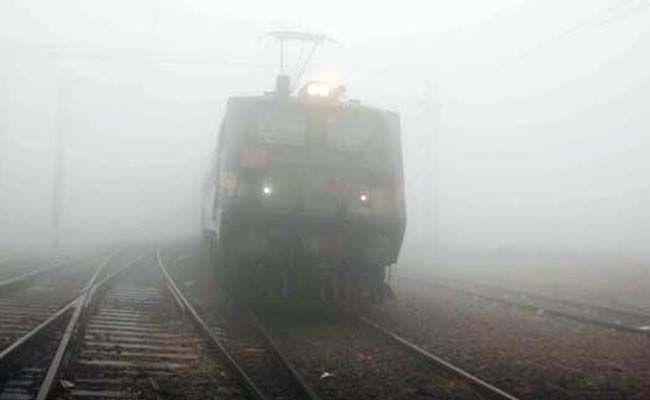 Chilly Morning in Delhi; Fog Disrupts Rail Traffic