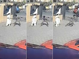 CCTV Shows Man Snatching Chain, Being Thrashed When Caught CCTV Shows Man Snatching Chain, Being Thrashed When Caught