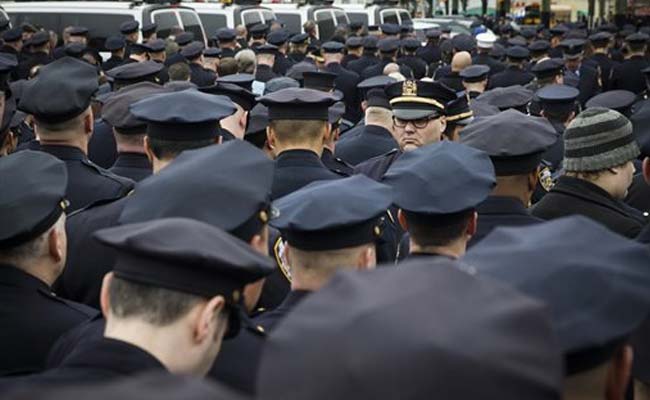 New York Mayor Eulogizes Slain Officer as Police Officers Outside Turn Backs