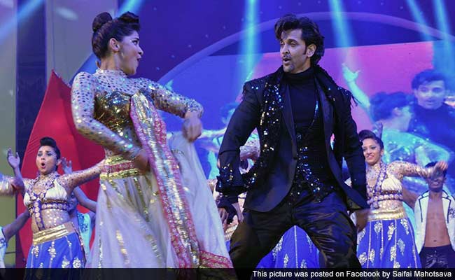Hrithik Roshan Dances With Chief Minister Akhilesh Yadav, Wife Dimple as Audience