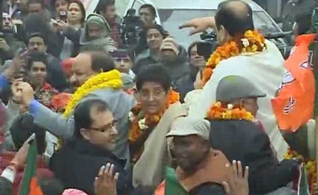 Kiran Bedi, Garlanded, In Open Truck for Road Show