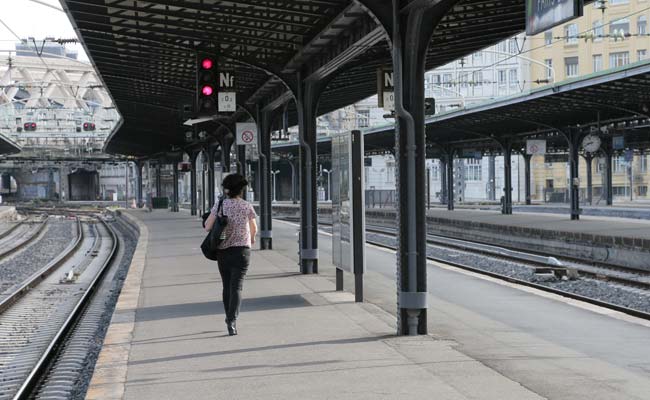 10 Arrests in Paris, Bomb Threat Closes Train Station