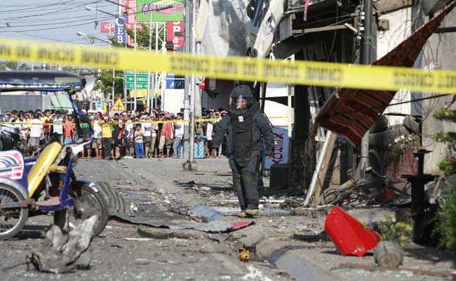 President Aquino Comforts Philippines Blast Victims, Vows Justice