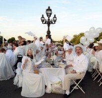 In Pictures: Thousands Dine on Paris Bridges for 'Dinner in White'