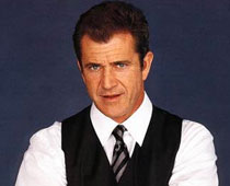 Mel Gibson presents extortion evidence to police