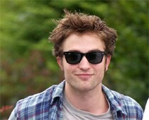 Robert Pattinson takes mother out for movie