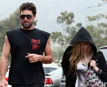 Avril's beau shaves her initials on head