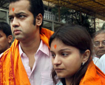 Rahul and Dimpy come together in public, visit temple