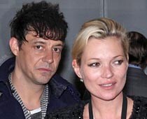 Kate Moss sparks wedding rumours with ring Kate Moss sparks wedding rumours with ring