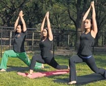 Saif, Kareena do 'Partner Yoga'