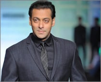  Salman Khan takes over from Big B as 'Bigg Boss' host