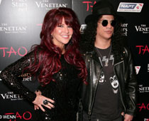 Guitarist Slash files for divorce