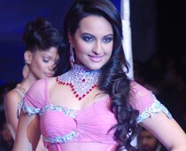 Sonakshi shouldn't cross her limits, says mom
