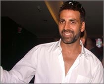 Akshay Kumar turns 43, resolves to spend more time with family