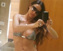 Demi Moore posts bikini pictures on Twitter
