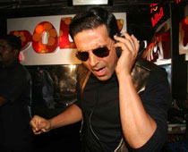 Akshay gets mobbed by girls in nightclub