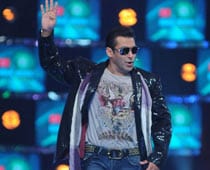 Bigg Boss 4 steals viewers from CWG