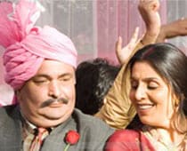 Audiences give thumbs up to Neetu-Rishi's <I>Do Dooni Chaar</I>