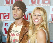 Enrique Iglesias denies split with Kournikova