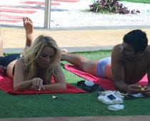 Pamela sunbathes with Ashmit on Bigg Boss 4