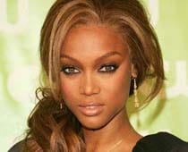 Tyra Banks supports charity auction
