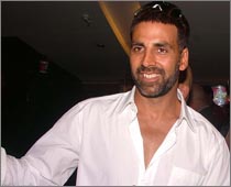 Akshay rescues child from fan frenzy in London