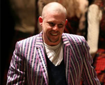  Alexander McQueen to receive posthumous fashion award