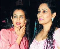 Ameesha showers Maanayata with baby gifts