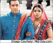 Asin 'marries' Salman on screen 