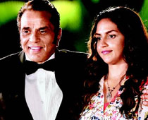 Esha gifts daddy Dharmendra an iPhone on birthday