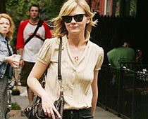 Kirsten Dunst donates designer bag for charity