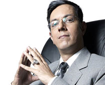 I thrive on meaty roles in small films: Rajat Kapoor
